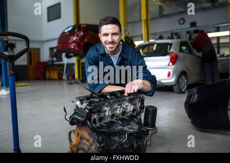 Mechaniker arbeiten am Motor Stockfoto