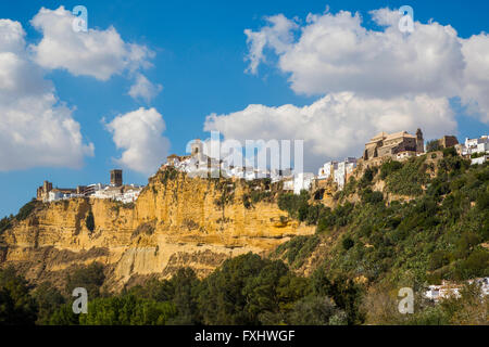 Arcos De La Frontera, Provinz Cadiz, Andalusien, Südspanien.  Typische weiße Bergstadt. Stockfoto