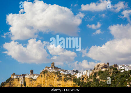 Arcos De La Frontera, Provinz Cadiz, Andalusien, Südspanien.  Typische weiße Bergstadt. Stockfoto