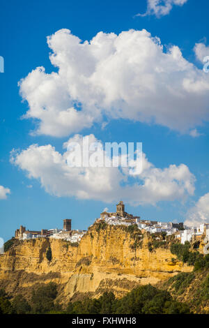 Arcos De La Frontera, Provinz Cadiz, Andalusien, Südspanien.  Typische weiße Bergstadt. Stockfoto