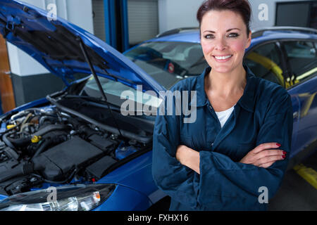 Weibliche Mechaniker in der Werkstatt Stockfoto