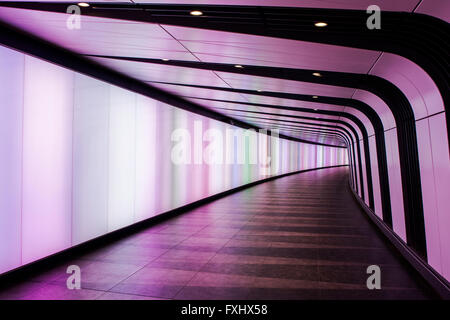 Lichtwand Tunnel am Bahnhof Kings Cross, London Stockfoto