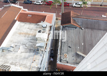 Klimaanlage Einheiten auf einem Dach in der Innenstadt von Fort Myers Stockfoto
