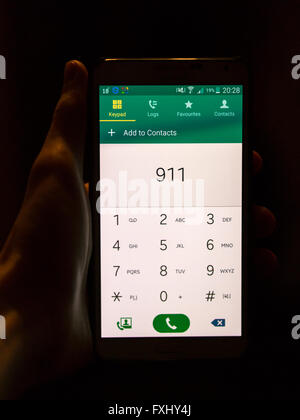 Handy in der Hand mit Notrufnummer 911 Stockfoto