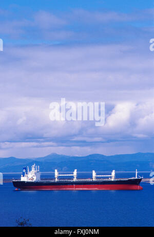 FRACHTER IN PORT ANGELES; STRAßE VON JUAN DE FUCA, WASHINGTON, USA Stockfoto