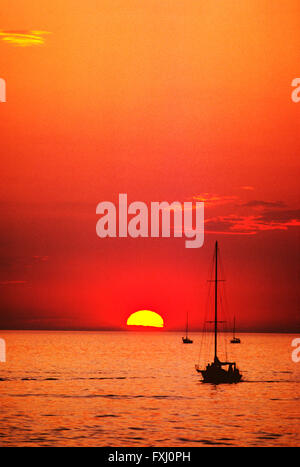 Orange Sonnenuntergang Segelboot auf dem Lake Michigan; Michigan; USA Stockfoto