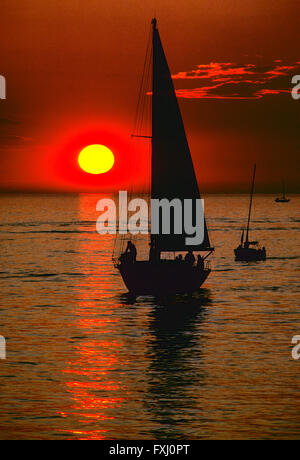 Orange Sonnenuntergang Segelboot auf dem Lake Michigan; Michigan; USA Stockfoto