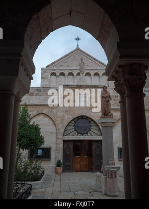 St. Catherines Fassade der Kirche gesehen über das Franziskaner-Kloster, Bethlehem Stockfoto