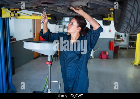 Weibliche Mechaniker Wartung eines Autos Stockfoto