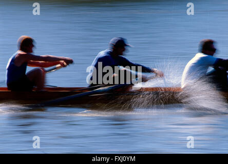 Bewegungsunschärfe Pfanne auf Paddler in den Kopf der Schuylkill Regatta Rudern; Delaware River; Philadelphia; Pennsylvania; USA Stockfoto