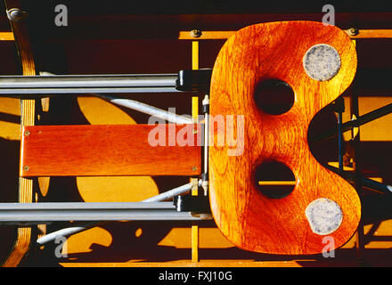 Nahaufnahme von der hölzernen Schiebesitz in ein Rennboot scull Stockfoto