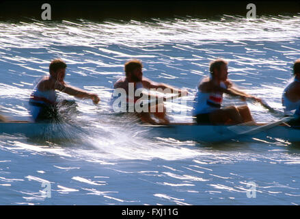 Bewegungsunschärfe Pfanne auf Paddler in den Kopf der Schuylkill Regatta Rudern; Delaware River; Philadelphia; Pennsylvania; USA Stockfoto