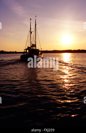 Historischen 65 Fuß Segelboot bei Sonnenuntergang an der Chesapeake Bay; Maryland; USA Stockfoto