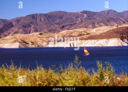 Bunte Segelboot am Stausee nördlich von Los Angeles; Kalifornien; USA Stockfoto