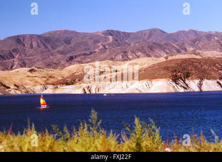 Bunte Segelboot am Stausee nördlich von Los Angeles; Kalifornien; USA Stockfoto