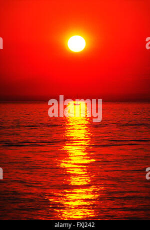 Orange Sonnenuntergang Segelboot auf dem Lake Michigan; Michigan; USA Stockfoto