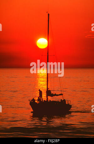 Orange Sonnenuntergang Segelboot auf dem Lake Michigan; Michigan; USA Stockfoto