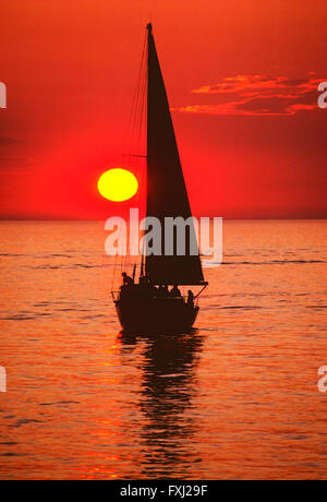 Orange Sonnenuntergang Segelboot auf dem Lake Michigan; Michigan; USA Stockfoto