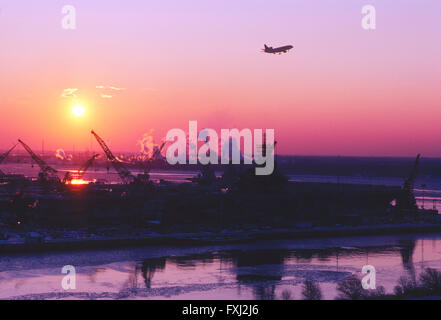 Kommerziellen Jet bei Sonnenaufgang über die Marine-Werft; Philadelphia; Pennsylvania; USA Stockfoto