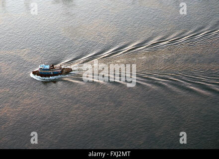 Luftaufnahme des Schlepper in Delaware River in der Nähe von Philadelphia; Pennsylvania: USA Stockfoto