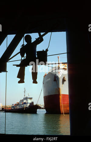 Hafenarbeiter Malerei Schiff; Rijeka; Kroatien Stockfoto