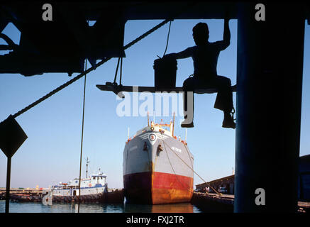 Hafenarbeiter Malerei Schiff; Rijeka; Kroatien Stockfoto