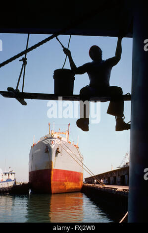 Hafenarbeiter Malerei Schiff; Rijeka; Kroatien Stockfoto