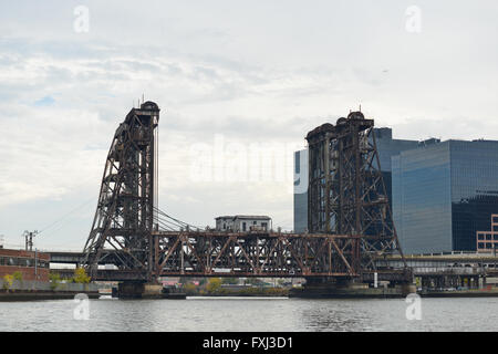 Amtrak Vertikallift Brücke über den Passaic River, Newark-Harrison, New Jersey. Blick von Passaic River. USA Stockfoto