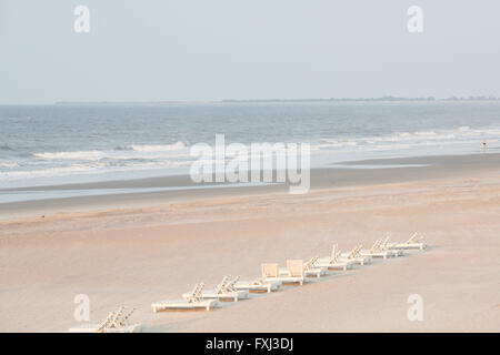 Strand Stühle dargelegt an einem leeren Strand Folly Beach, SC Stockfoto