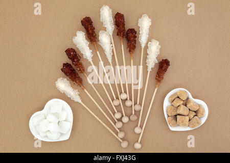 Braunen und weißen Zucker Kristall Lutscher und Rohschnitt Würfel in Herzform Gerichte. Stockfoto
