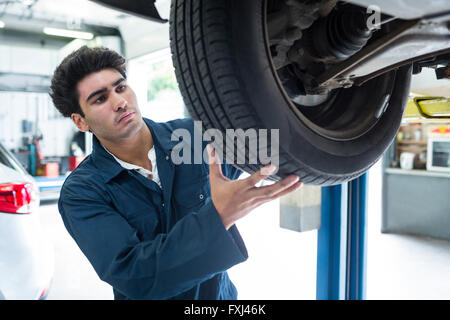 Mechaniker, die Festsetzung eines Autorades Stockfoto