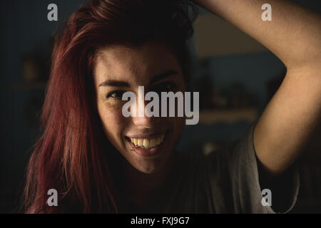 Porträt der schönen jungen Frau Stockfoto