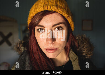 Porträt der schönen jungen Frau Stockfoto