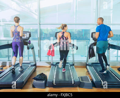 Mann und Frau läuft auf Laufband im Fitnessstudio Stockfoto