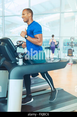 Mann läuft auf Laufband im Fitness-Studio Stockfoto