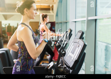 Fokussiert auf Laufband im Fitnessstudio Frau Stockfoto