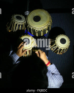 Mann tuning auf traditionellen indischen Tabla-Trommeln Stockfoto