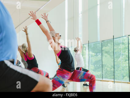 Fitness-Instruktor führt Aerobic-Kurs in hoher Ausfallschritt Stockfoto