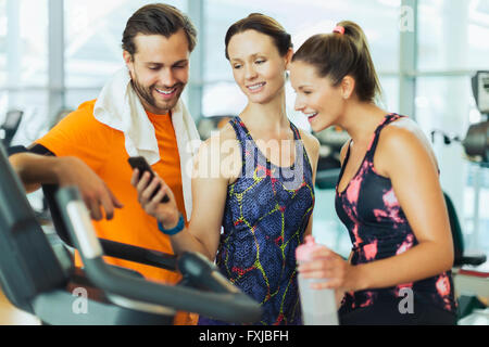 Freunde mit Handy in Turnhalle Stockfoto