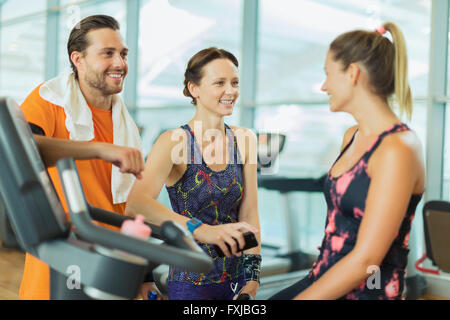 Lächelnden Freunde reden in Turnhalle Stockfoto