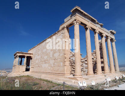 Karyatide Veranda und Spalten des Erechtheions auf der Athener Akropolis in Athen, Griechenland Stockfoto