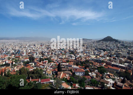 Eine Weitwinkelaufnahme Athens wie vom oberen Rand der Athener Akropolis in Athen zu sehen. Stockfoto