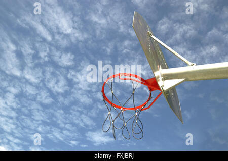 Roten Basketballkorb vor blauem Himmel in einem street Park. Leere Kopie Platz für Text Editor. Stockfoto