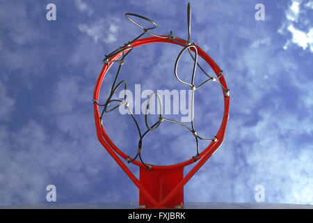 Roten Basketballkorb vor blauem Himmel in einem street Park. Leere Kopie Platz für Text Editor. Stockfoto