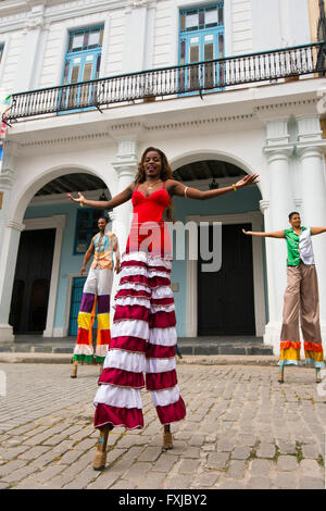 Vertikale Porträt von Stelzenläufern Durchführung ein Tanzprogramm in Havanna, Kuba. Stockfoto