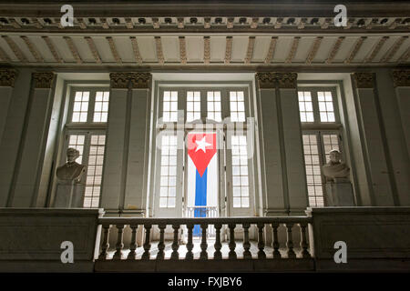 Horizontale Ansicht der kubanischen Flagge außerhalb der Revolutionary Museum in Havanna, Kuba. Stockfoto