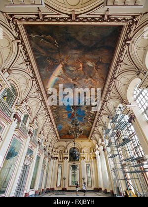 Vertikale Ansicht innerhalb der Spiegelsaal im Musée Revolution in Havanna, Kuba. Stockfoto