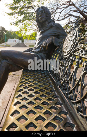 Vertikale Ansicht der John Lennon-Skulptur in Havanna, Kuba. Stockfoto