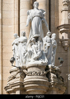 Vertikale Nahaufnahme von Statuen am Eingang des Grand Theatre in Havanna, Kuba. Stockfoto