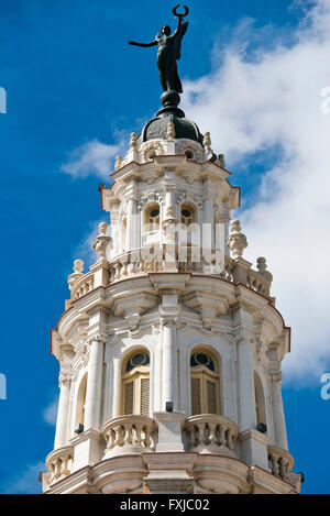 Vertikale Nahaufnahme der Statue an der Spitze des Grand Theatre in Havanna, Stockfoto